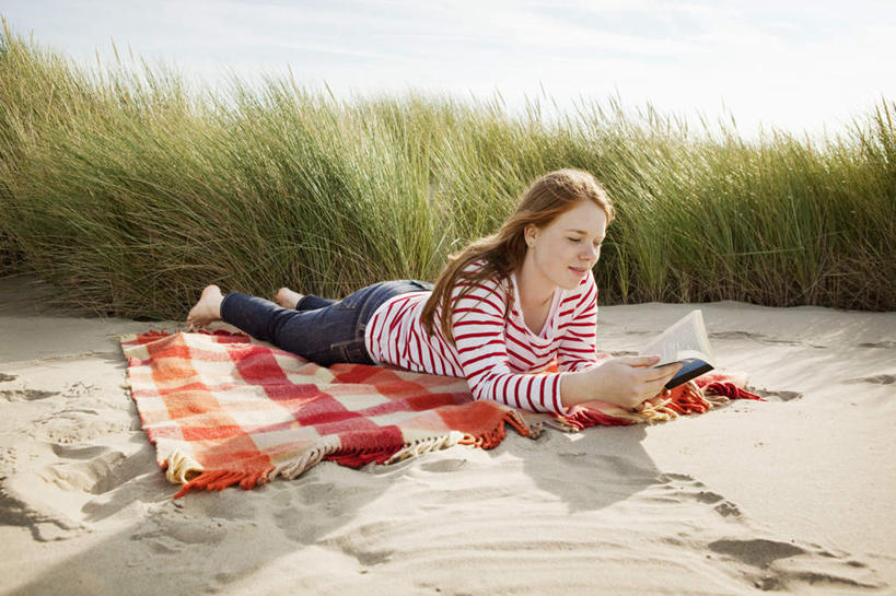 西方人,一个人,躺,横图,室外,白天,正面,草地,沙滩,植物,书籍,欧洲,欧洲人,仅一个年轻女性,仅一个女性,仅一个人,一本,撑,握,阴影,服装,裤子,光线,沙子,毯子,影子,海岸,沙地,拿,拿着,注视,牛仔裤,休闲装,草,衣服,绿色,阳光,垫子,观察,看,趴着,休闲,休闲服,握着,服饰,观看,察看,撑着,关注,沙滩垫,卧着,年轻女性,女人,女性,白种人,书,图书,海滩,趴,躺着,卧,彩图,全身
