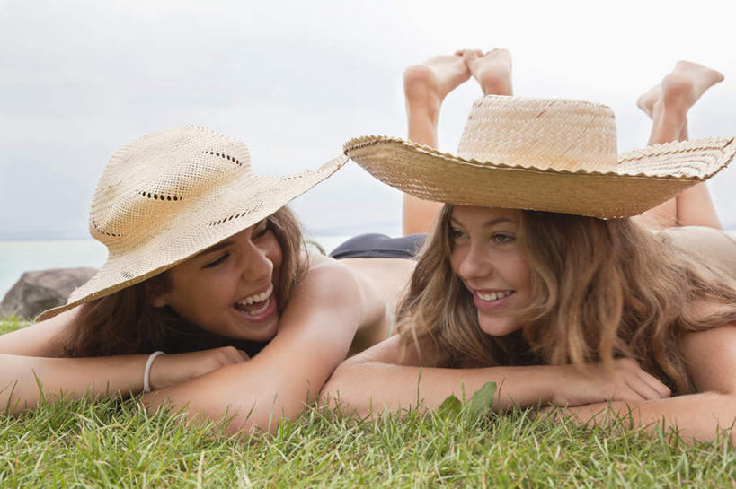 西方人,两个人,伙伴,朋友,躺,笑,交叉,微笑,露齿笑,横图,室外,白天,正面,泳装,比基尼,友谊,草地,草坪,石头,植物,帽子,欧洲,欧洲人,两顶,阴影,朦胧,模糊,光线,草帽,石子,影子,扭头,注视,光脚,装饰品,草,绿色,阳光,饰品,手链,首饰,观察,看,趴着,转头,赤脚,搭,抬脚,手镯,观看,察看,搭着,关注,镯子,相交,交集,卧着,友情,年轻女性,女人,女性,白种人,石块,岩石,趴,躺着,卧,半身,彩图,三点式,泳衣