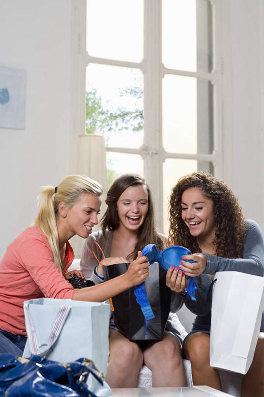 西方人,三个人,伙伴,朋友,坐,笑,微笑,露齿笑,竖图,室内,白天,正面,购物,友谊,消费,植物,窗户,袋子,欧洲,欧洲人,握,服装,包装袋,手提袋,墙,购物袋,拿,拿着,扭头,注视,休闲装,玻璃窗,墙壁,墙面,树,树木,衣服,绿色,自然,观察,看,转头,休闲,休闲服,握着,金融,服饰,生长,成长,观看,察看,购买,关注,贸易,友情,年轻女性,女人,女性,白种人,坐着,半身,彩图