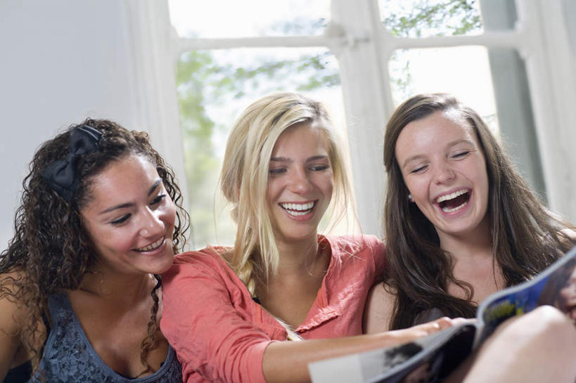 西方人,脸,头,脸颊,手,三个人,伙伴,朋友,坐,笑,微笑,露齿笑,横图,室内,特写,白天,正面,阅读,友谊,植物,窗户,杂志,欧洲,欧洲人,一排,握,学习,服装,朦胧,模糊,整齐,墙,拿,拿着,扭头,注视,休闲装,肩膀,玻璃窗,墙壁,墙面,树,树木,排列,衣服,绿色,自然,观察,看,转头,休闲,手部,休闲服,读书,浏览,握着,服饰,生长,成长,观看,察看,队列,关注,友情,年轻女性,女人,女性,白种人,头部,脸部,脸蛋,面部,坐着,半身,彩图