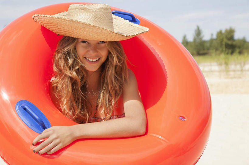 游泳,西方人,一个人,站,笑,微笑,露齿笑,横图,室外,白天,正面,草地,草坪,沙滩,植物,帽子,欧洲,欧洲人,仅一个年轻女性,仅一个女性,仅一个人,握,阴影,服装,光线,草帽,救生圈,沙子,影子,塑料,海岸,云,云朵,沙地,拿,云彩,拿着,注视,休闲装,草,树,树木,一个,衣服,红色,蓝色,绿色,白云,蓝天,天空,阳光,自然,塑料制品,游泳圈,天,观察,看,站着,休闲,休闲服,握着,充气,服饰,生长,晴朗,单个,成长,观看,察看,救生,关注,一顶,泅水,年轻女性,女人,女性,白种人,海滩,晴空,站立,半身,彩图