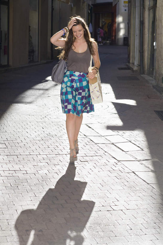 西方人,一个人,家,走,竖图,室外,白天,正面,购物,消费,袋子,欧洲,欧洲人,仅一个年轻女性,仅一个女性,仅一个人,握,阴影,服装,光线,包,包装袋,皮包,手提袋,影子,房屋,墙,屋子,购物袋,拿,拿着,注视,休闲装,楼房,墙壁,墙面,住宅,一个,衣服,阳光,观察,看,休闲,休闲服,握着,金融,服饰,单个,观看,单肩包,察看,购买,关注,贸易,年轻女性,女人,女性,白种人,步行,散步,走路,彩图,全身,房子