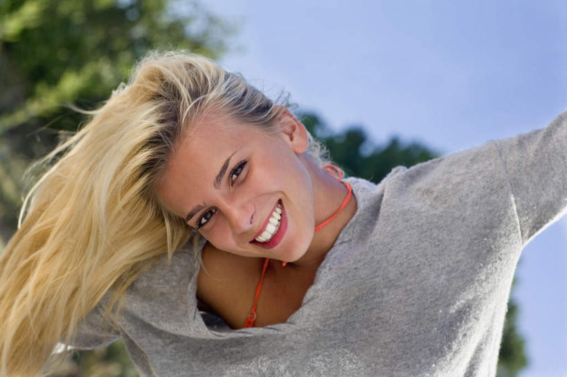 西方人,脸,头,脸颊,头发,一个人,站,举,伸展双臂,笑,微笑,露齿笑,横图,室外,特写,白天,仰视,植物,欧洲,欧洲人,仅一个年轻女性,仅一个女性,仅一个人,阴影,服装,光线,影子,扭头,注视,休闲装,肩膀,树,树木,衣服,蓝色,绿色,蓝天,天空,阳光,自然,天,观察,看,托,站着,转头,休闲,休闲服,金色,服饰,生长,晴朗,成长,观看,察看,关注,万里无云,年轻女性,女人,女性,白种人,头部,长发,直发,脸部,脸蛋,面部,晴空,晴空万里,敞开双臂,举起,举手,举着,伸开双臂,向上举,向上伸,向上托,展开双肩,站立,张开手臂,张开双臂,半身,彩图,低角度拍摄