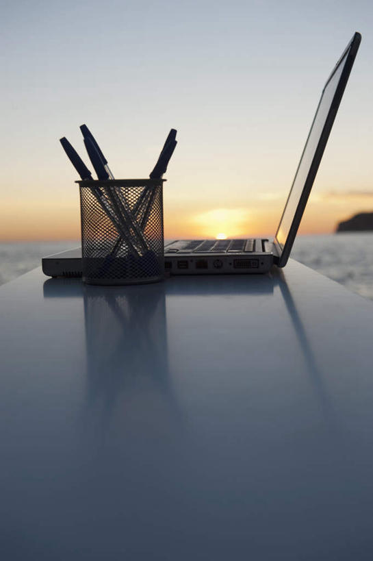 无人,竖图,室外,特写,白天,正面,旅游,度假,电脑,笔记本电脑,海浪,海洋,石头,美景,日落,沙滩,桌面,桌子,杯子,西班牙,欧洲,阴影,朦胧,模糊,光线,网络,木制,笔,沙子,石子,影子,海岸,景观,浪花,晚霞,霞光,落日,办公用品,沙地,娱乐,通讯设备,水笔,玻璃制品,文具,一个,阳光,自然,海水,黄昏,木制品,水杯,学习用品,享受,休闲,景色,彩霞,放松,单个,一台,文具用品,无线,南欧,自然风光,通信设备,无线网络,海景,无线上网,便携式电脑,西班牙王国,夕照,手提电脑,玻璃杯,大海,风浪,海,海水的波动,海滩,近岸浪,石块,岩石,涌浪,夕阳,彩图,斜阳