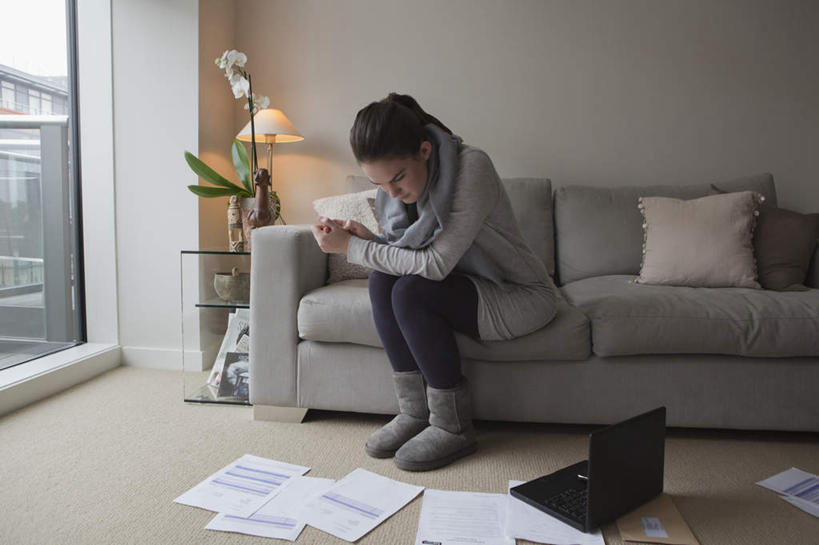 西方人,一个人,客厅,坐,打电话,横图,室内,白天,正面,电脑,笔记本电脑,植物,窗户,靠垫,落地窗,沙发,台灯,桌面,桌子,电话,手机,照明,欧洲,欧洲人,仅一个年轻女性,仅一个女性,仅一个人,服装,网络,木制,材料,档案,盆栽,文件,墙,灯光,靠枕,盆景,注视,休闲装,通讯设备,玻璃窗,墙壁,墙面,灯,衣服,绿色,自然,木制品,资料,灯具,垫子,枕头,低头,观察,看,休闲,休闲服,搭,服饰,生长,成长,观看,一台,照亮,察看,无线,起居室,照明设备,搭着,关注,文档,通信设备,无线网络,布艺沙发,无线上网,便携式电脑,垂头,客堂,交流,手提电脑,年轻女性,女人,女性,白种人,沟通,通话,坐着,彩图,全身