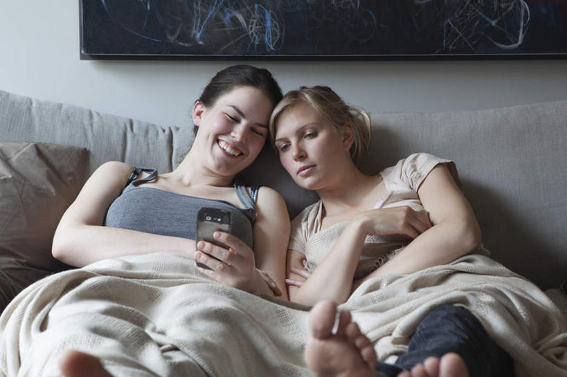 西方人,两个人,伙伴,朋友,躺,笑,打电话,微笑,露齿笑,横图,室内,白天,正面,友谊,床,靠垫,卧室,电话,手机,欧洲,欧洲人,握,服装,墙,双人床,床单,靠枕,拿,拿着,注视,休闲装,通讯设备,被子,墙壁,墙面,一个,衣服,垫子,枕头,观察,看,靠,靠着,休闲,休闲服,搭,握着,服饰,单个,观看,察看,被单,搭着,关注,卧着,交流,友情,年轻女性,女人,女性,白种人,沟通,躺着,通话,卧,半身,彩图,睡房,卧房