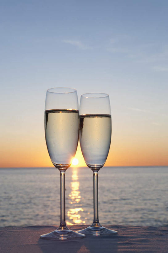 葡萄酒,无人,竖图,室外,特写,白天,正面,旅游,度假,奢侈,快乐,海浪,海洋,美景,沙滩,杯子,德国,欧洲,阴影,光线,高脚杯,沙子,影子,海岸,景观,浪花,水平线,云,云朵,辽阔,海平线,沙地,浪漫,云彩,娱乐,玻璃制品,酒,饮料,两个,蓝色,白云,蓝天,天空,阳光,自然,海水,酒杯,香槟,天,享受,休闲,广阔,景色,放松,诱惑,晴朗,一望无际,西欧,自然风光,海景,香槟杯,德意志联邦共和国,气泡酒,起泡酒,汽酒,巴伐利亚,巴伐利亚州,拜恩州,拜恩自由州,无边无际,一马平川,玻璃杯,大海,风浪,海,海水的波动,海滩,近岸浪,涌浪,晴空,彩图,高兴,欢笑,水天相接,水天一线