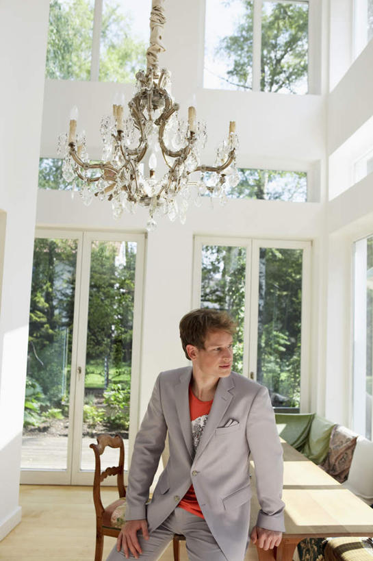 西方人,一个人,坐,竖图,俯视,室内,白天,植物,窗户,落地窗,桌面,桌子,椅子,照明,欧洲,欧洲人,仅一个男性,仅一个人,仅一个中年男性,撑,服装,木制,墙,灯光,扭头,注视,休闲装,吊灯,玻璃窗,墙壁,墙面,灯,树,树木,一个,衣服,绿色,自然,木制品,灯具,观察,看,转头,休闲,休闲服,服饰,生长,单个,成长,观看,照亮,察看,撑着,照明设备,关注,男人,男性,中年男性,白种人,坐着,半身,彩图,高角度拍摄