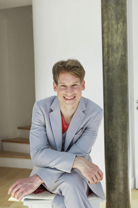 西方人,一个人,坐,笑,微笑,露齿笑,竖图,室内,白天,正面,楼梯,欧洲,欧洲人,仅一个男性,仅一个人,仅一个中年男性,服装,阶梯,墙,二郎腿,注视,休闲装,墙壁,墙面,台阶,衣服,观察,看,休闲,休闲服,搭,服饰,观看,察看,搭着,关注,男人,男性,中年男性,白种人,坐着,半身,彩图