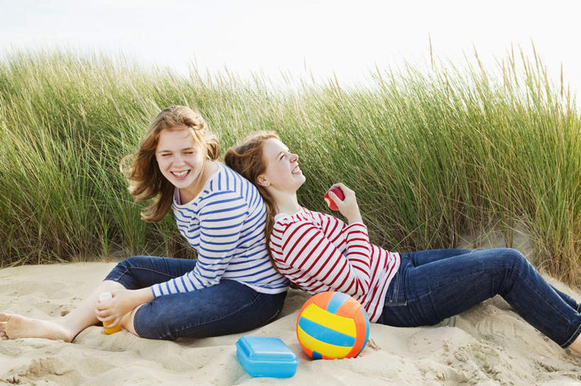 西方人,两个人,家庭,坐,笑,微笑,露齿笑,横图,室外,白天,正面,游戏,安全,草地,沙滩,植物,苹果,水果,玩具,欧洲,欧洲人,握,阴影,服装,裤子,新鲜,光线,沙子,影子,塑料,海岸,生食,食品,果实,沙地,拿,玩,拿着,扭头,依靠,注视,牛仔裤,休闲装,光脚,娱乐,草,食物,一个,衣服,绿色,阳光,气球,塑料制品,观察,看,倚靠,转头,背靠背,休闲,温暖,温馨,一家人,赤脚,休闲服,充气玩具,橡胶,益智,背对背,搭,握着,服饰,有机食品,绿色食品,皮夹子,钱包,单个,观看,活动,和睦,察看,零钱包,皮夹,搭着,发泄,关注,消遣,智力,橡胶制品,宣泄,信任,年轻女性,女人,女性,白种人,海滩,玩耍,嬉戏,坐着,半身,彩图,融洽