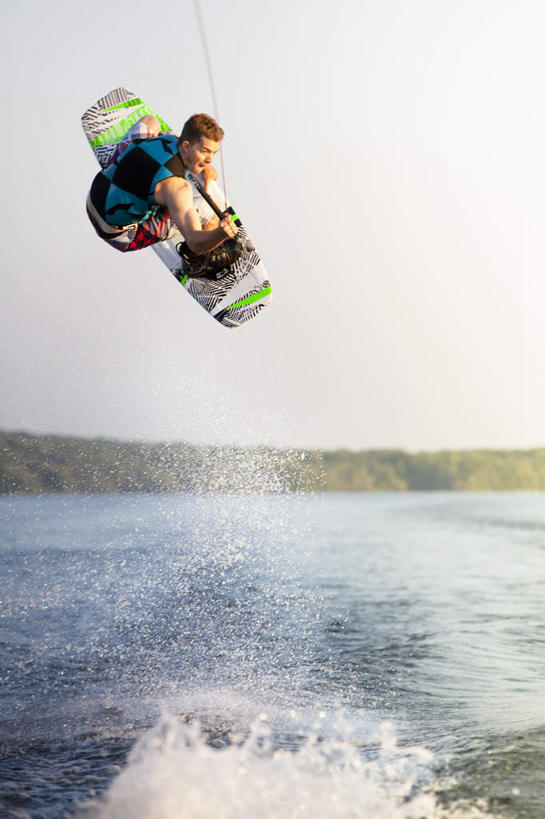 冲浪,西方人,一个人,竖图,室外,白天,仰视,运动服,锻炼,运动,海浪,海洋,水,欧洲,欧洲人,仅一个男性,仅一个人,飞溅,服装,溅,冲浪板,液体,浪花,水滴,注视,运动器械,水珠,仅一个年轻男性,衣服,蓝色,蓝天,天空,海水,天,观察,看,健身器械,服饰,晴朗,观看,察看,衣着,穿着,关注,喷洒,健身器材,水上运动,海景,万里无云,衣饰,冲浪装备,体育,男人,男性,年轻男性,白种人,大海,风浪,海,海水的波动,近岸浪,涌浪,晴空,晴空万里,彩图,低角度拍摄,全身,健身,冲浪运动,运动器材,运动装