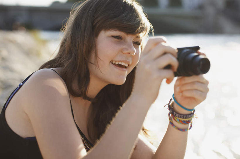 西方人,儿童,一个人,坐,笑,微笑,露齿笑,横图,室外,白天,侧面,纯洁,相机,欧洲,欧洲人,仅一个女性,仅一个人,握,阴影,服装,朦胧,模糊,光线,影子,拿,拿着,注视,休闲装,小孩,拍照,衣服,阳光,数码相机,观察,看,仅一个小孩,休闲,休闲服,可爱,童年,童趣,握着,摄影,服饰,观看,察看,关注,童真,烂漫,无邪,天真,女孩,女人,女性,白种人,孩子,照相机,坐着,半身,彩图,照相,女生