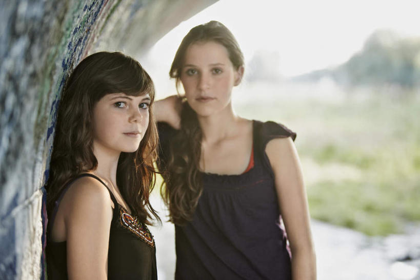 西方人,儿童,两个人,家庭,站,横图,室外,白天,正面,纯洁,草地,草坪,植物,欧洲,欧洲人,服装,朦胧,模糊,墙,注视,休闲装,墙壁,墙面,草,树,树木,小孩,衣服,绿色,自然,观察,看,靠,靠着,站着,休闲,温暖,温馨,一家人,休闲服,可爱,童年,童趣,服饰,生长,成长,观看,和睦,察看,关注,童真,烂漫,无邪,天真,女孩,女人,女性,白种人,站立,半身,彩图,融洽,女生