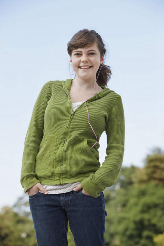 西方人,儿童,一个人,站,笑,微笑,竖图,室外,白天,仰视,快乐,满意,幸福,纯洁,植物,欧洲,欧洲人,仅一个女性,仅一个人,服装,音响,音乐,注视,休闲装,娱乐,树,树木,小孩,衣服,蓝色,绿色,蓝天,天空,自然,耳机,天,观察,看,站着,仅一个小孩,享受,休闲,休闲服,放松,可爱,童年,童趣,服饰,生长,晴朗,成长,观看,察看,舒适,享乐,双手插袋,关注,手插袋,童真,烂漫,无邪,万里无云,双手抄兜,双手放兜,天真,女孩,女人,女性,白种人,孩子,晴空,晴空万里,插兜,两手抄兜,两手放兜,手插兜,手放口袋,站立,半身,彩图,低角度拍摄,女生,手抄兜