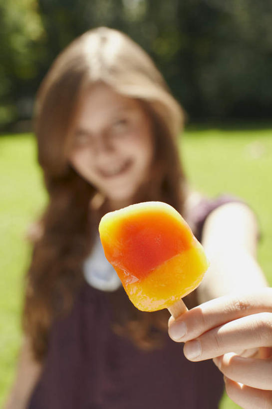 西方人,儿童,一个人,站,笑,微笑,露齿笑,竖图,室外,白天,正面,纯洁,草地,草坪,植物,欧洲,欧洲人,仅一个女性,仅一个人,握,阴影,服装,朦胧,模糊,光线,影子,清凉,拿,拿着,注视,休闲装,棒冰,冰棍,草,树,树木,小孩,衣服,绿色,阳光,自然,冷饮,观察,看,站着,仅一个小孩,休闲,舒服,休闲服,可爱,童年,童趣,握着,服饰,生长,成长,观看,解暑,察看,冰棒,关注,解渴,童真,烂漫,无邪,舒爽,消暑,冰条,天真,女孩,女人,女性,白种人,孩子,站立,半身,彩图,女生