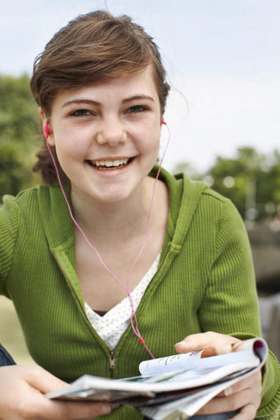 西方人,儿童,一个人,坐,笑,微笑,露齿笑,竖图,室外,白天,正面,快乐,满意,幸福,纯洁,植物,书籍,欧洲,欧洲人,仅一个女性,仅一个人,握,服装,朦胧,模糊,云,云朵,音响,音乐,拿,云彩,拿着,注视,休闲装,娱乐,树,树木,小孩,衣服,蓝色,绿色,白云,蓝天,天空,自然,耳机,天,观察,看,仅一个小孩,享受,休闲,休闲服,放松,可爱,童年,童趣,握着,服饰,生长,晴朗,成长,观看,察看,舒适,享乐,关注,童真,烂漫,无邪,天真,女孩,女人,女性,白种人,孩子,书,图书,晴空,坐着,半身,彩图,女生