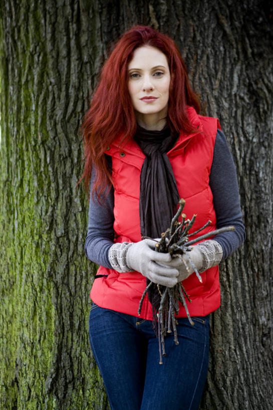 西方人,一个人,站,捧,竖图,室外,白天,正面,欧洲,欧洲人,仅一个年轻女性,仅一个女性,仅一个人,握,阴影,服装,装饰,光线,影子,枯枝,树桩,拿,拿着,注视,休闲装,树,树干,衣服,阳光,手套,围巾,观察,看,站着,休闲,温暖,休闲服,木桩,握着,服饰,围脖,观看,保暖,华丽,点缀,察看,御寒,关注,衬托,美观,雅致,雅观,年轻女性,女人,女性,白种人,端,端着,捧着,手捧,站立,半身,彩图