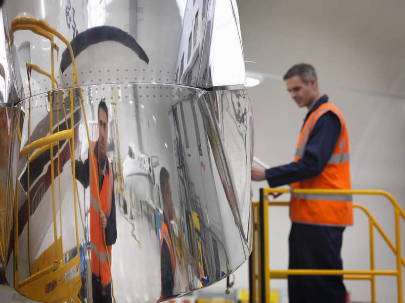 西方人,一个人,站,攀登,横图,室内,白天,侧面,工作服,制服,机器,金属制品,欧洲,欧洲人,仅一个男性,仅一个人,仅一个中年男性,金属,梯子,阶梯,墙,注视,墙壁,墙面,观察,看,站着,机械,爬,观看,上升,操纵,察看,操作,关注,驾驭,利用,登高,把持,支配,工作制服,男人,男性,中年男性,白种人,攀爬,站立,半身,彩图,工作套服,安全服,反光背心,反光服,反光衣