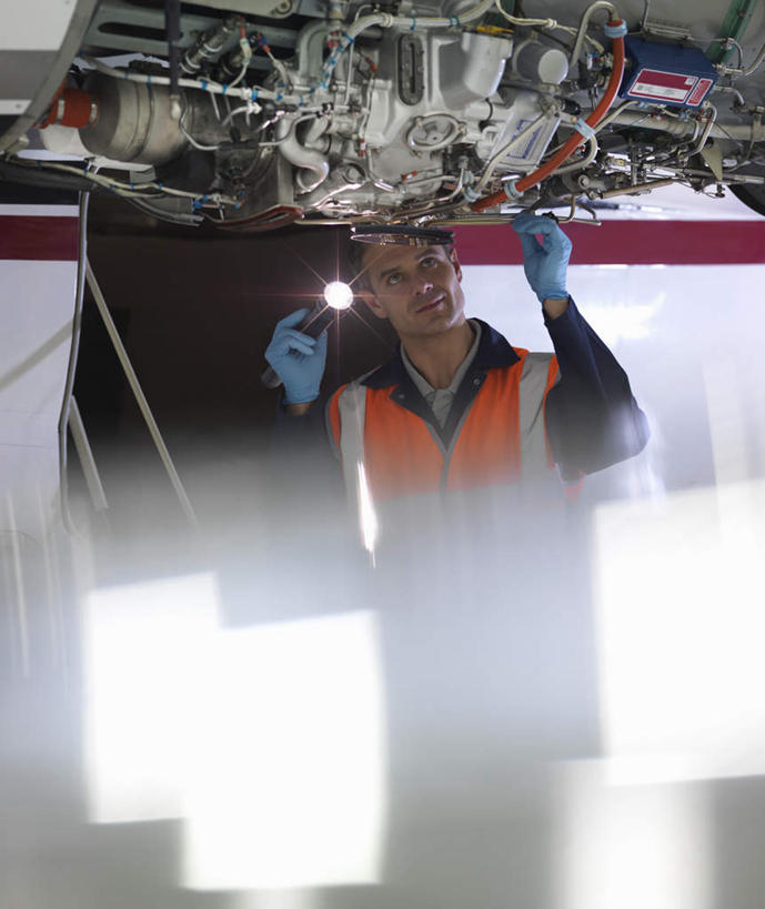 西方人,一个人,机修工,站,举,竖图,室内,白天,正面,工作服,制服,安全,机器,飞机,照明,欧洲,欧洲人,仅一个男性,仅一个人,仅一个中年男性,握,朦胧,模糊,灯光,防护,交通,拿,拿着,注视,航空,灯,工人,手套,交通工具,观察,看,托,站着,机械,握着,运输,观看,保护,照亮,察看,客机,照明设备,关注,载具,保险,手电筒,电筒,手电,保全,周全,安稳,安定,防护手套,工作制服,平安,男人,男性,中年男性,白种人,机械师,机修工人,举起,举手,举着,向上举,向上伸,向上托,站立,半身,彩图,工作套服,安全服,反光背心,反光服,反光衣