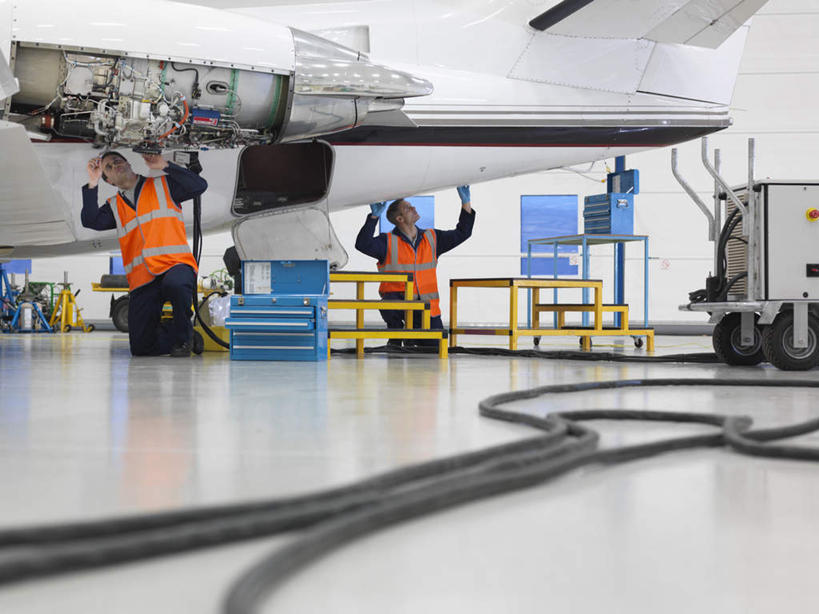 西方人,两个人,伙伴,朋友,机修工,站,蹲,举,横图,室内,白天,正面,工作服,制服,友谊,合作,团队,机器,地板,飞机,欧洲,欧洲人,握,电力,电线,线,电能,交通,拿,线路,拿着,注视,航空,工人,交通工具,看,托,站着,机械,战略,握着,运输,电,电源,电源线,客机,关注,载具,能量,联合,合谋,工作制服,配合,协作,男人,男性,中年男性,白种人,机械师,机修工人,蹲着,举起,举手,举着,抬头,向上举,向上伸,向上托,仰头,站立,彩图,全身,工作套服,安全服,反光背心,反光服,反光衣