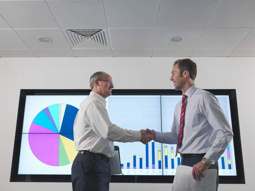 西方人,两个人,伙伴,朋友,商务人士,商务男性,站,握手,横图,室内,白天,仰视,衬衫,友谊,合作,团队,显示器,数据,欧洲,欧洲人,握,套装,分析,材料,档案,屏幕,图表,文件,纸,墙,表格,领带,拿,拿着,注视,显示屏,墙壁,墙面,手稿,资料,观察,看,站着,战略,握着,观看,证明,统计,察看,象征,庄重,关注,指标,文档,销售,目标,商务装,身份,业绩,柱状图,工薪阶层,输出设备,联合,合谋,正式,地位,配合,协作,男人,男性,中年男性,白种人,白领,上班族,搀手,拉手,手搀手,手拉手,手牵手,手握手,站立,半身,彩图,低角度拍摄,衬衣,长条图,条图,条状图,饼图