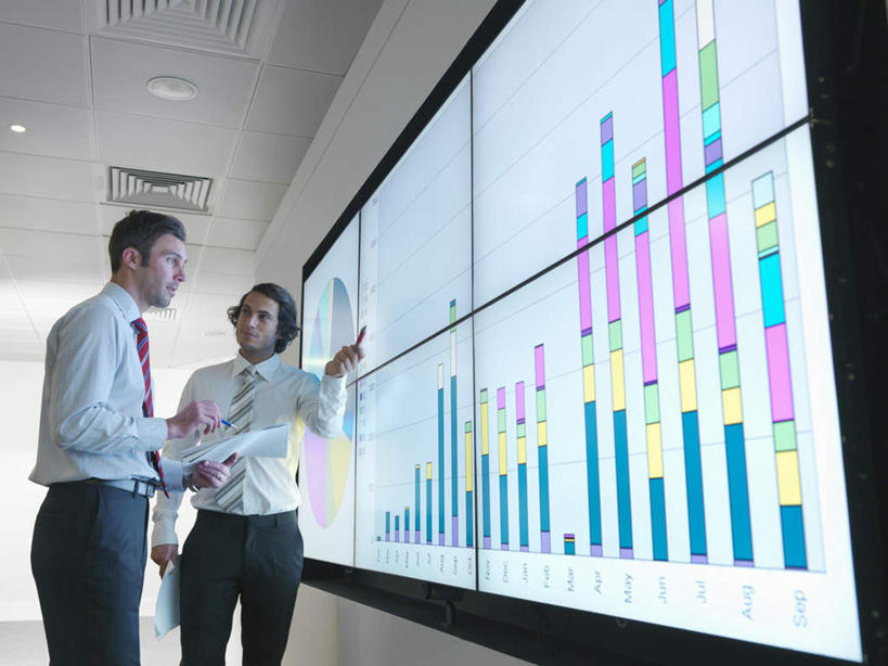 西方人,两个人,伙伴,朋友,商务人士,商务男性,站,说,横图,室内,白天,仰视,衬衫,讨论,友谊,合作,团队,显示器,数据,欧洲,欧洲人,握,套装,分析,材料,档案,屏幕,图表,文件,纸,墙,表格,领带,拿,拿着,注视,显示屏,墙壁,墙面,手稿,资料,观察,看,站着,战略,握着,观看,证明,统计,察看,象征,庄重,关注,指标,文档,销售,目标,商务装,身份,业绩,柱状图,工薪阶层,输出设备,联合,合谋,正式,地位,交流,配合,协作,男人,男性,中年男性,白种人,白领,上班族,沟通,讲话,交谈,商讨,说话,谈话,站立,半身,彩图,低角度拍摄,衬衣,长条图,条图,条状图