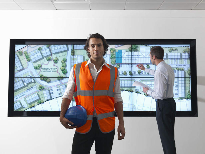 西方人,两个人,伙伴,朋友,商务人士,建筑工人,商务男性,站,横图,室内,白天,正面,工作服,衬衫,制服,友谊,合作,团队,显示器,帽子,欧洲,欧洲人,握,套装,材料,档案,屏幕,头盔,图纸,文件,纸,墙,设计图,拿,拿着,注视,显示屏,墙壁,墙面,工人,安全帽,手稿,资料,观察,看,站着,战略,握着,观看,证明,察看,关注,文档,商务装,工程图,草图,蓝图,工薪阶层,输出设备,联合,合谋,工作制服,配合,协作,男人,男性,中年男性,白种人,白领,上班族,设计,建筑工,站立,半身,彩图,衬衣,工作套服,安全服,反光背心,反光服,反光衣