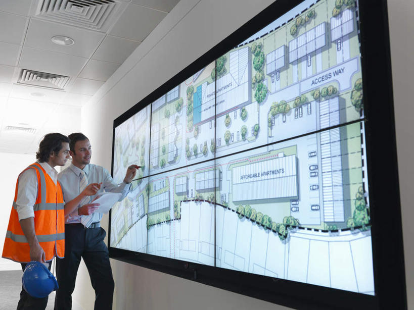 西方人,两个人,伙伴,朋友,商务人士,建筑工人,商务男性,站,说,横图,室内,白天,仰视,工作服,衬衫,制服,讨论,友谊,合作,团队,显示器,帽子,欧洲,欧洲人,握,套装,材料,档案,屏幕,头盔,图纸,文件,纸,墙,设计图,拿,拿着,注视,显示屏,墙壁,墙面,工人,安全帽,手稿,资料,观察,看,站着,战略,握着,观看,证明,察看,关注,文档,商务装,工程图,草图,蓝图,工薪阶层,输出设备,联合,合谋,工作制服,交流,配合,协作,男人,男性,中年男性,白种人,白领,上班族,设计,建筑工,沟通,讲话,交谈,商讨,说话,谈话,站立,半身,彩图,低角度拍摄,衬衣,工作套服,安全服,反光背心,反光服,反光衣