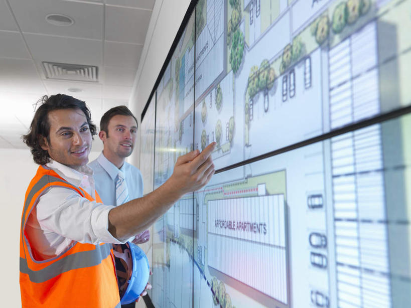 西方人,两个人,伙伴,朋友,商务人士,建筑工人,商务男性,站,横图,室内,白天,侧面,工作服,衬衫,制服,友谊,合作,团队,显示器,欧洲,欧洲人,握,套装,材料,档案,屏幕,图纸,文件,纸,墙,设计图,拿,拿着,注视,显示屏,墙壁,墙面,工人,手稿,资料,观察,看,站着,战略,握着,观看,证明,察看,关注,文档,商务装,工程图,草图,蓝图,工薪阶层,输出设备,联合,合谋,工作制服,配合,协作,男人,男性,中年男性,白种人,白领,上班族,设计,建筑工,站立,半身,彩图,衬衣,工作套服,安全服,反光背心,反光服,反光衣