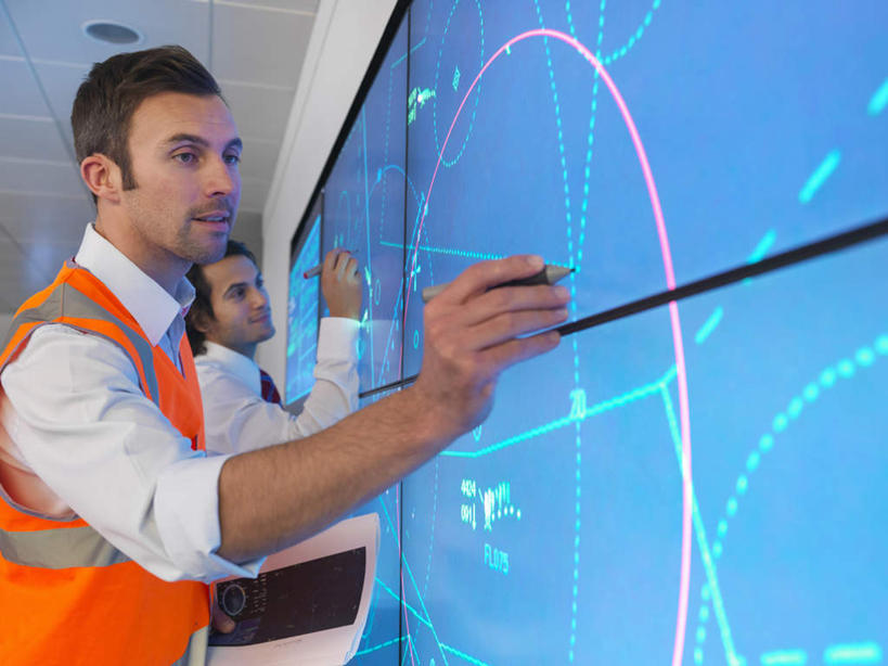 西方人,两个人,伙伴,朋友,商务人士,建筑工人,商务男性,站,横图,室内,白天,侧面,工作服,衬衫,制服,友谊,合作,团队,显示器,欧洲,欧洲人,握,套装,材料,档案,屏幕,图纸,文件,纸,墙,设计图,拿,拿着,注视,显示屏,墙壁,墙面,工人,手稿,资料,观察,看,站着,战略,握着,观看,证明,察看,关注,文档,商务装,工程图,草图,蓝图,工薪阶层,输出设备,联合,合谋,工作制服,配合,协作,男人,男性,中年男性,白种人,白领,上班族,设计,建筑工,站立,半身,彩图,衬衣,工作套服,安全服,反光背心,反光服,反光衣