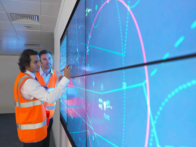 西方人,两个人,伙伴,朋友,商务人士,建筑工人,商务男性,站,横图,室内,白天,侧面,工作服,衬衫,制服,友谊,合作,团队,显示器,欧洲,欧洲人,握,套装,材料,档案,屏幕,图纸,文件,纸,墙,设计图,拿,拿着,注视,显示屏,墙壁,墙面,工人,手稿,资料,观察,看,站着,战略,握着,观看,证明,察看,关注,文档,商务装,工程图,草图,蓝图,工薪阶层,输出设备,联合,合谋,工作制服,配合,协作,男人,男性,中年男性,白种人,白领,上班族,设计,建筑工,站立,半身,彩图,衬衣,工作套服,安全服,反光背心,反光服,反光衣