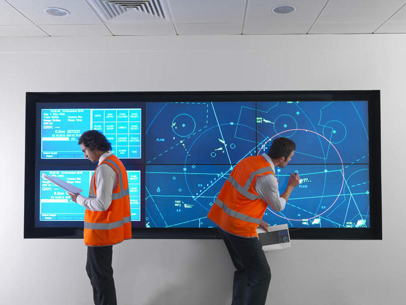 西方人,两个人,伙伴,朋友,建筑工人,站,横图,室内,白天,侧面,工作服,制服,友谊,合作,团队,显示器,欧洲,欧洲人,弯腰,握,材料,档案,屏幕,图纸,文件,纸,墙,设计图,拿,拿着,注视,显示屏,墙壁,墙面,工人,手稿,资料,观察,看,站着,战略,握着,观看,证明,察看,关注,文档,工程图,草图,蓝图,输出设备,弯身,联合,合谋,工作制服,配合,协作,男人,男性,中年男性,白种人,设计,建筑工,站立,半身,彩图,工作套服,安全服,反光背心,反光服,反光衣