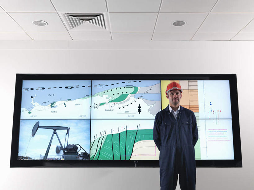 西方人,一个人,站,横图,室内,白天,正面,工作服,制服,显示器,帽子,照明,欧洲,欧洲人,仅一个男性,仅一个人,仅一个中年男性,屏幕,头盔,墙,灯光,注视,显示屏,顶灯,墙壁,墙面,灯,工人,安全帽,灯具,观察,看,站着,观看,照亮,察看,照明设备,关注,输出设备,背手,工作制服,男人,男性,中年男性,白种人,站立,半身,彩图,工作套服