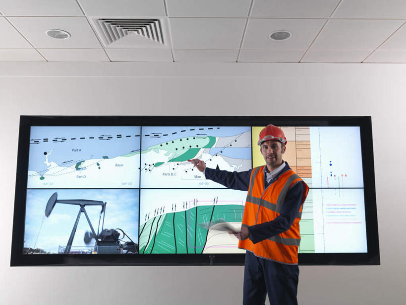 西方人,一个人,站,举,横图,室内,白天,正面,工作服,制服,显示器,帽子,欧洲,欧洲人,仅一个男性,仅一个人,仅一个中年男性,握,材料,档案,屏幕,头盔,文件,纸,墙,拿,拿着,注视,显示屏,墙壁,墙面,工人,安全帽,手稿,资料,观察,看,托,站着,握着,观看,证明,察看,关注,文档,输出设备,工作制服,男人,男性,中年男性,白种人,举起,举手,举着,向上举,向上伸,向上托,站立,半身,彩图,工作套服,安全服,反光背心,反光服,反光衣