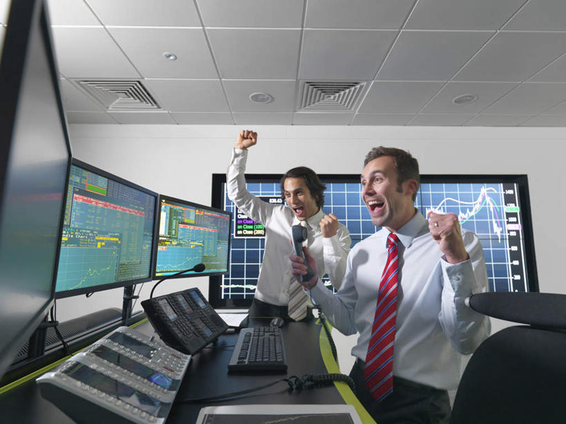 西方人,两个人,商务人士,商务男性,站,举,笑,打电话,微笑,露齿笑,横图,室内,白天,仰视,衬衫,显示器,键盘,桌子,电话,照明,欧洲,欧洲人,握,套装,屏幕,办公桌,墙,灯光,领带,注视,鼓励,输入设备,通讯设备,显示屏,顶灯,墙壁,墙面,灯,话筒,灯具,观察,加油,看,手势,托,握拳,站着,张嘴,电话线,打气,握着,观看,照亮,察看,固定电话,象征,庄重,照明设备,关注,鼓舞,通信设备,商务装,身份,张大嘴巴,工薪阶层,输出设备,正式,地位,交流,男人,男性,中年男性,白种人,白领,上班族,电话机,张开嘴,沟通,举起,举手,举着,通话,向上举,向上伸,向上托,站立,半身,彩图,低角度拍摄,衬衣