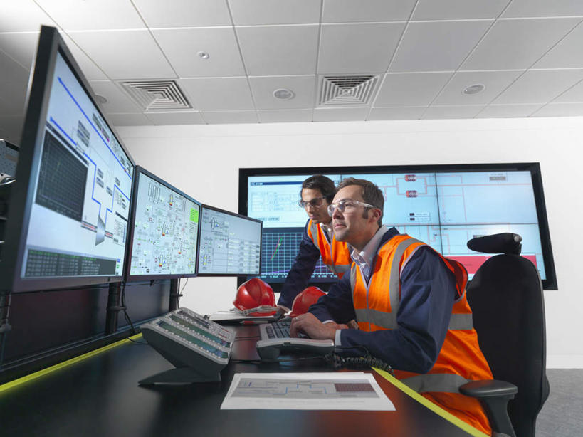 西方人,两个人,伙伴,朋友,工程师,建筑工人,建筑师,坐,打电话,横图,室内,白天,仰视,工作服,制服,友谊,合作,团队,显示器,键盘,桌子,电话,椅子,照明,欧洲,欧洲人,敲打,屏幕,办公桌,墙,灯光,注视,输入,输入设备,通讯设备,显示屏,顶灯,墙壁,墙面,灯,话筒,灯具,打字,观察,看,电话线,战略,观看,点击,敲击,照亮,察看,固定电话,照明设备,关注,通信设备,输出设备,联合,合谋,工作制服,交流,配合,协作,按键,男人,男性,中年男性,白种人,电话机,技师,建筑工,建筑设计师,沟通,通话,坐着,半身,彩图,低角度拍摄,工作套服,安全服,反光背心,反光服,反光衣