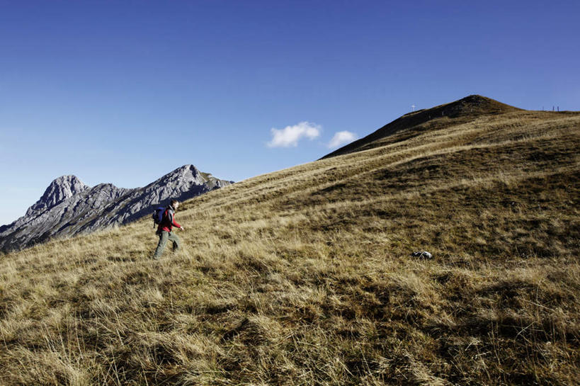 西方人,一个人,走,横图,室外,白天,仰视,锻炼,旅游,度假,运动,草地,石头,山,山脉,植物,欧洲,欧洲人,仅一个男性,仅一个人,阴影,服装,光线,包,石子,影子,山峰,云,云朵,山峦,云彩,旅行包,休闲装,娱乐,草,仅一个年轻男性,一个,衣服,蓝色,绿色,白云,蓝天,天空,阳光,背包,群山,天,享受,休闲,休闲服,放松,服饰,晴朗,单个,室外运动,户外运动,旅游包,男人,男性,年轻男性,白种人,石块,岩石,晴空,步行,散步,走路,彩图,低角度拍摄,全身,健身,双肩包