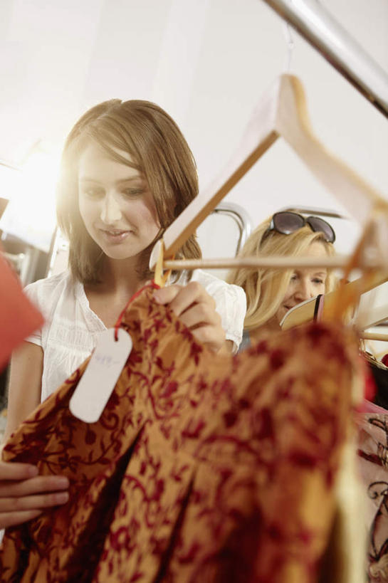 西方人,两个人,家庭,母亲,女儿,商店,站,笑,微笑,竖图,室内,白天,正面,购物,消费,超市,衣架,欧洲,欧洲人,一副,握,服装,朦胧,模糊,墨镜,眼镜,墙,拿,拿着,注视,休闲装,墙壁,墙面,衣服,太阳镜,太阳眼镜,低头,观察,看,站着,休闲,温暖,温馨,母女,一家人,休闲服,遮阳镜,母爱,握着,金融,百货,服饰,观看,和睦,察看,挑选,服装店,关注,选择,选购,贸易,百货公司,服饰店,血拼,垂头,采选,遴选,筛选,挑拣,挑撰,年轻女性,女人,女性,中年女性,白种人,挂衣架,晾衣架,站立,半身,彩图,购物商场,购物中心,商业中心,融洽