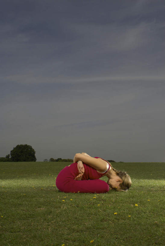 西方人,一个人,躺,竖图,室外,白天,侧面,运动服,锻炼,瑜伽,运动,草地,草坪,植物,欧洲,欧洲人,仅一个女性,仅一个人,阴影,服装,光线,影子,云,云朵,云彩,光脚,草,树,树木,衣服,红色,蓝色,绿色,白云,蓝天,天空,阳光,自然,天,仅一个中年女性,赤脚,搭,养生,服饰,生长,晴朗,成长,衣着,穿着,搭着,衣饰,卧着,体育,女人,女性,中年女性,白种人,晴空,躺着,卧,彩图,全身,健身,运动装