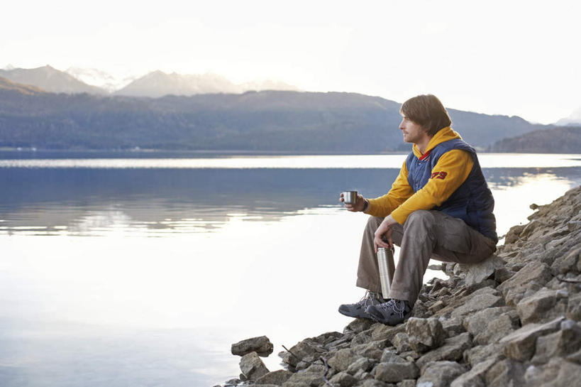 咖啡,西方人,一个人,坐,横图,室外,白天,正面,幸福,湖,湖泊,石头,山,山脉,水,杯子,金属制品,欧洲,欧洲人,仅一个男性,仅一个人,仅一个中年男性,握,阴影,服装,光线,金属,瓷器,石子,影子,湖面,山峰,水流,水面,咖啡杯,陶瓷制品,山峦,拿,拿着,扭头,注视,休闲装,娱乐,饮料,一个,衣服,阳光,瓶子,湖水,群山,观察,看,转头,享受,休闲,温馨,休闲服,放松,乐趣,搭,握着,服饰,单个,观看,察看,提神,舒适,搭着,关注,瓷杯,醒脑,软饮料,男人,男性,中年男性,白种人,石块,岩石,坐着,彩图,全身