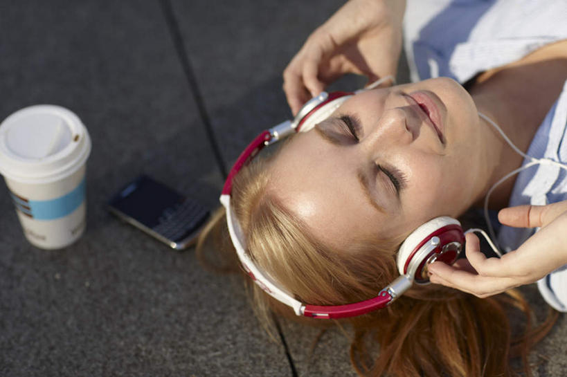 西方人,脸,头,脸颊,手,一个人,躺,闭眼,笑,微笑,横图,俯视,室外,特写,白天,陶醉,快乐,地板,杯子,欧洲,欧洲人,双手,仅一个年轻女性,仅一个女性,仅一个人,握,阴影,服装,光线,影子,地面,音乐,拿,音乐播放器,拿着,休闲装,肩膀,木地板,一个,衣服,白色,阳光,耳机,耳麦,随身听,纸制品,享受,休闲,手部,休闲服,握着,服饰,单个,纸杯,麦克风,头戴式耳麦,一次性杯子,MP3播放器,卧着,年轻女性,女人,女性,白种人,头部,脸部,脸蛋,面部,闭眼睛,闭着眼,闭着眼睛,躺着,卧,半身,彩图,高角度拍摄,头戴式耳机,播放器,沉醉