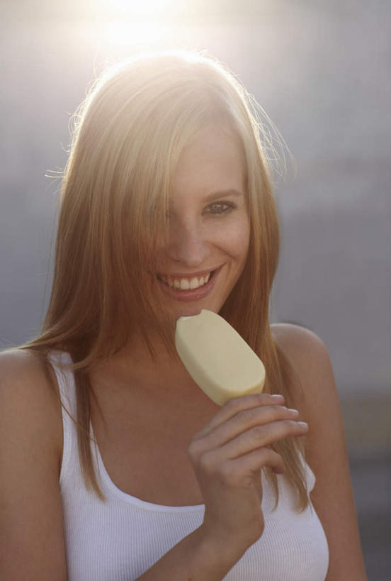 西方人,脸,头,脸颊,手,头发,一个人,站,笑,微笑,露齿笑,竖图,室外,特写,白天,正面,欧洲,欧洲人,仅一个年轻女性,仅一个女性,仅一个人,一根,握,服装,朦胧,模糊,背心,棕色,清凉,拿,拿着,注视,棒冰,冰棍,肩膀,衣服,白色,冷饮,观察,看,站着,舒服,手部,握着,服饰,观看,单手,解暑,察看,衣着,冰棒,穿着,关注,解渴,舒爽,消暑,冰条,衣饰,年轻女性,女人,女性,白种人,头部,长发,直发,脸部,脸蛋,面部,站立,半身,彩图