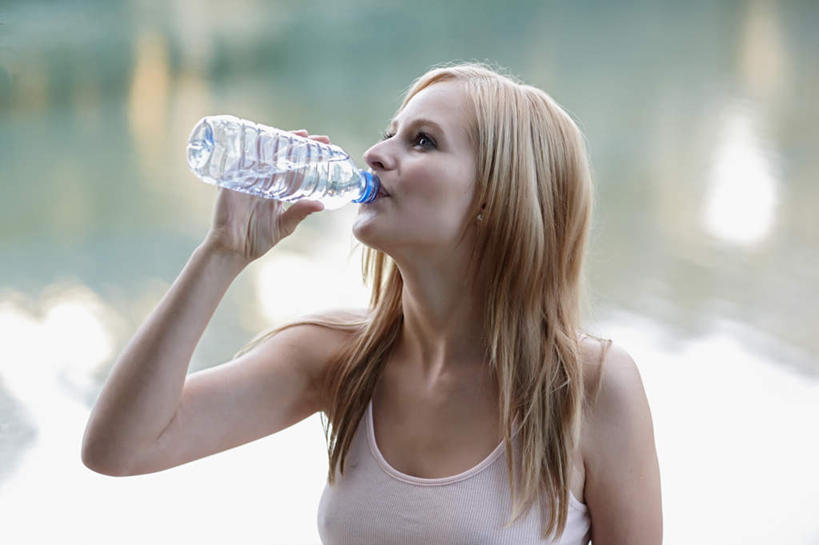 西方人,脸,头,脸颊,手,头发,一个人,站,横图,室外,特写,白天,正面,湖,湖泊,水,吊带,欧洲,欧洲人,仅一个年轻女性,仅一个女性,仅一个人,喝,握,阴影,服装,朦胧,模糊,光线,液体,影子,湖面,水流,水面,拿,拿着,注视,吊带衫,饮用水,肩膀,一个,衣服,白色,阳光,瓶子,塑料制品,矿泉水,湖水,观察,看,站着,手部,金色,塑料瓶,握着,服饰,单个,观看,单手,察看,衣着,穿着,关注,蒸馏水,衣饰,年轻女性,女人,女性,白种人,头部,长发,直发,脸部,脸蛋,面部,抬头,仰头,站立,半身,彩图