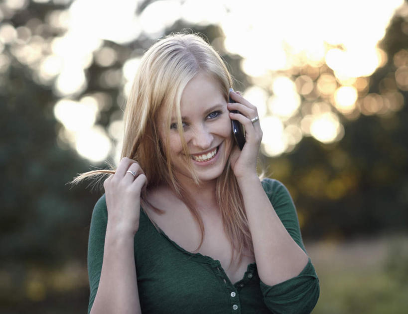 西方人,脸,头,脸颊,手,头发,一个人,站,笑,打电话,微笑,露齿笑,横图,室外,特写,白天,正面,草地,草坪,植物,电话,手机,欧洲,欧洲人,双手,仅一个年轻女性,仅一个女性,仅一个人,握,阴影,服装,朦胧,模糊,光线,影子,拿,拿着,扭头,注视,休闲装,通讯设备,肩膀,草,树,树木,一个,衣服,绿色,阳光,自然,观察,看,站着,转头,休闲,手部,休闲服,金色,握着,服饰,生长,单个,成长,观看,察看,关注,交流,年轻女性,女人,女性,白种人,头部,长发,直发,脸部,脸蛋,面部,沟通,通话,站立,半身,彩图