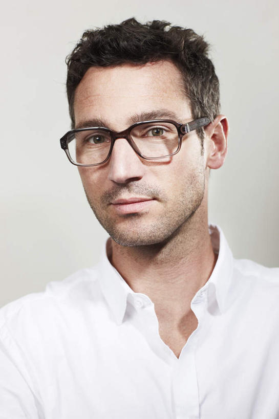 西方人,脸,头,脸颊,头发,一个人,站,笑,微笑,竖图,室内,特写,白天,正面,欧洲,欧洲人,仅一个男性,仅一个人,仅一个中年男性,一副,灰色背景,服装,眼镜,棕色,注视,休闲装,肩膀,衣服,观察,看,站着,休闲,休闲服,摄影,服饰,影棚,观看,察看,关注,近视眼镜,男人,男性,中年男性,白种人,头部,直发,脸部,脸蛋,面部,站立,半身,彩图,影棚拍摄,拍摄,短发