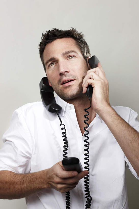 西方人,脸,头,脸颊,手,头发,一个人,站,笑,打电话,微笑,露齿笑,竖图,室内,特写,白天,正面,电话,手机,欧洲,欧洲人,双手,仅一个男性,仅一个人,仅一个中年男性,一副,握,灰色背景,服装,眼镜,棕色,拿,拿着,注视,休闲装,通讯设备,肩膀,三个,衣服,黑色,观察,看,站着,休闲,手部,休闲服,握着,摄影,服饰,影棚,观看,察看,关注,近视眼镜,交流,男人,男性,中年男性,白种人,头部,直发,脸部,脸蛋,面部,沟通,通话,站立,半身,彩图,影棚拍摄,拍摄,短发