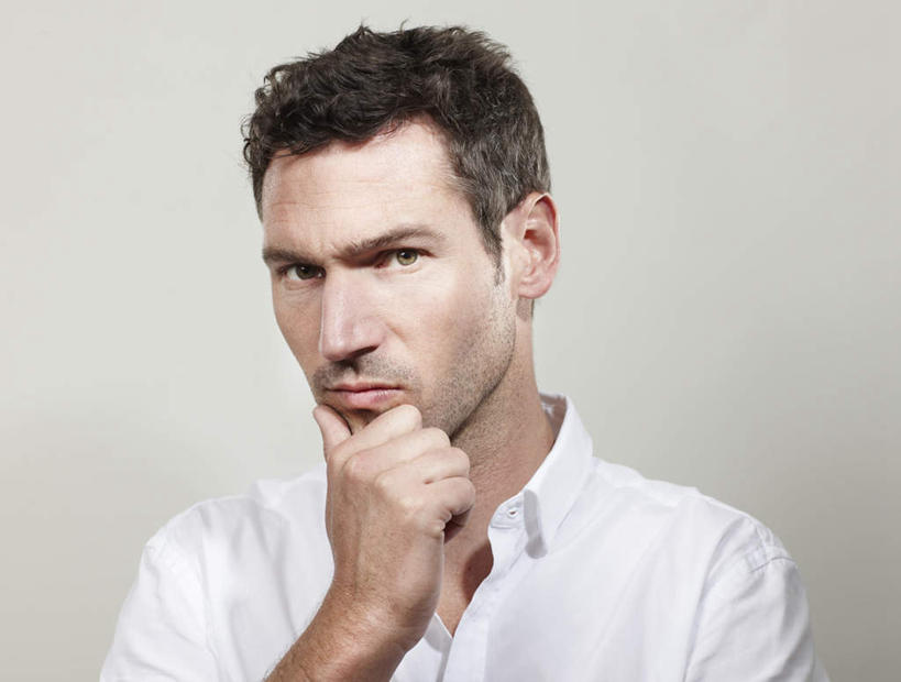 西方人,脸,头,脸颊,手,头发,一个人,站,横图,室内,特写,白天,正面,欧洲,欧洲人,仅一个男性,仅一个人,仅一个中年男性,撑,灰色背景,服装,棕色,扭头,托腮,注视,休闲装,肩膀,衣服,观察,看,托,站着,转头,休闲,手部,休闲服,摄影,服饰,影棚,观看,单手,察看,关注,托下巴,男人,男性,中年男性,白种人,头部,直发,脸部,脸蛋,面部,站立,半身,彩图,影棚拍摄,拍摄,短发