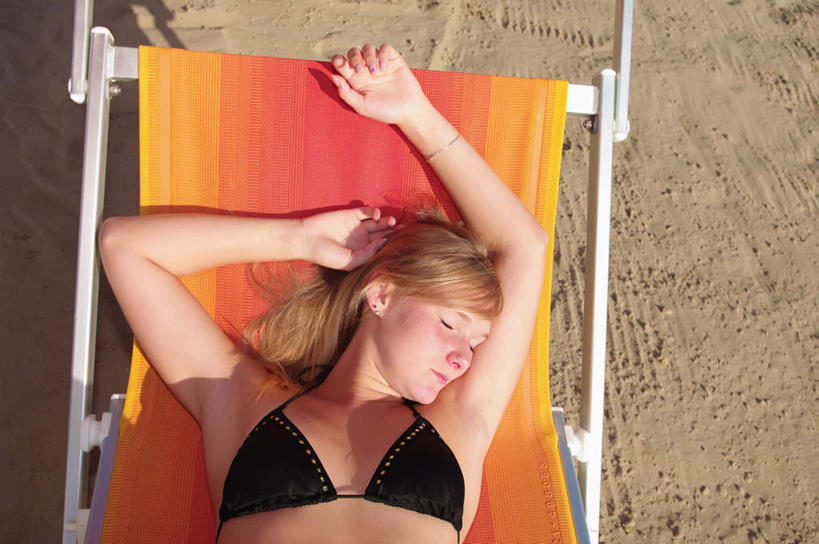 西方人,一个人,躺,举,闭眼,睡,横图,俯视,室外,白天,泳装,比基尼,沙滩,椅子,欧洲,欧洲人,仅一个年轻女性,仅一个女性,仅一个人,一把,沙子,躺椅,海岸,沙地,扭头,黑色,托,转头,搭,沙滩椅,搭着,卧着,年轻女性,女人,女性,白种人,海滩,闭眼睛,闭着眼,闭着眼睛,举起,举手,举着,困,困觉,寝息,睡觉,躺着,卧,向上举,向上伸,向上托,半身,彩图,高角度拍摄,三点式,泳衣