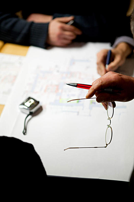 西方人,手,两个人,伙伴,朋友,工程师,建筑工人,建筑师,坐,竖图,俯视,室内,特写,白天,友谊,合作,团队,桌面,桌子,欧洲,欧洲人,双手,一副,握,服装,木制,笔,材料,档案,图纸,文件,眼镜,办公用品,设计图,拿,拿着,休闲装,文具,衣服,木制品,铅笔,学习用品,资料,休闲,手部,休闲服,战略,握着,服饰,文具用品,文档,工程图,草图,近视眼镜,蓝图,联合,合谋,配合,协作,男人,男性,中年男性,白种人,设计,技师,建筑工,建筑设计师,坐着,半身,彩图,高角度拍摄