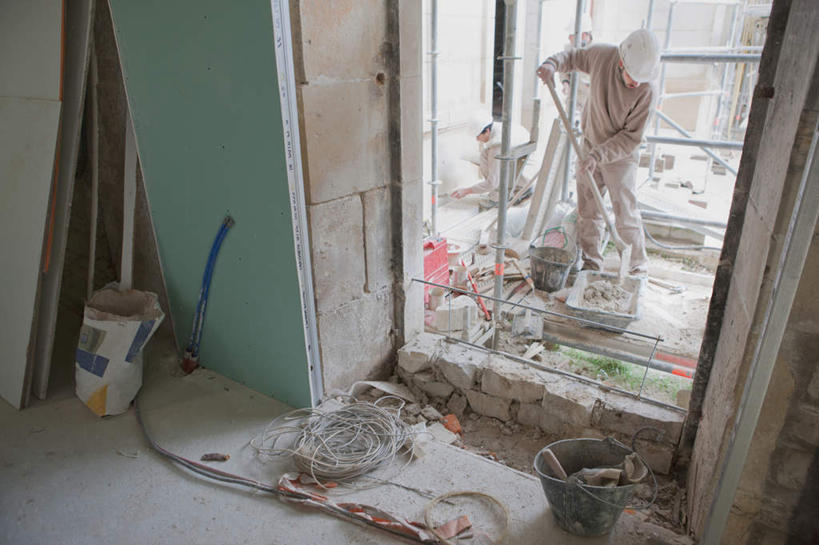 西方人,一个人,建筑工人,站,横图,室内,白天,正面,工作服,制服,窗户,帽子,欧洲,欧洲人,仅一个男性,仅一个人,仅一个中年男性,一把,弯腰,握,电力,铲子,电线,头盔,线,墙,电能,拿,线路,拿着,注视,水泥,玻璃窗,墙壁,墙面,工人,安全帽,建筑工地,观察,看,站着,握着,观看,电,电源,电源线,察看,关注,能量,弯身,一顶,地盘,建筑地盘,施工地盘,工作制服,男人,男性,中年男性,白种人,建筑工,站立,彩图,全身,工作套服,工地